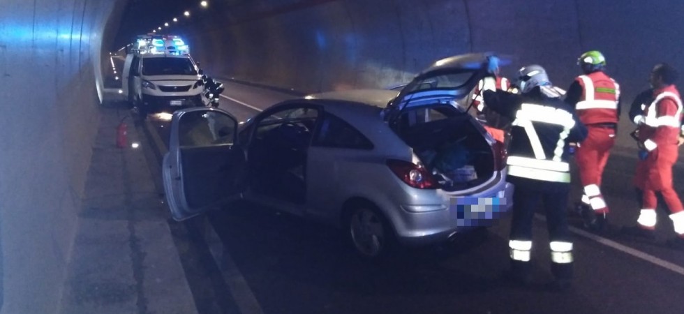 Schianto in galleria, un'auto invade la corsia opposta e si scontra con tre macchine